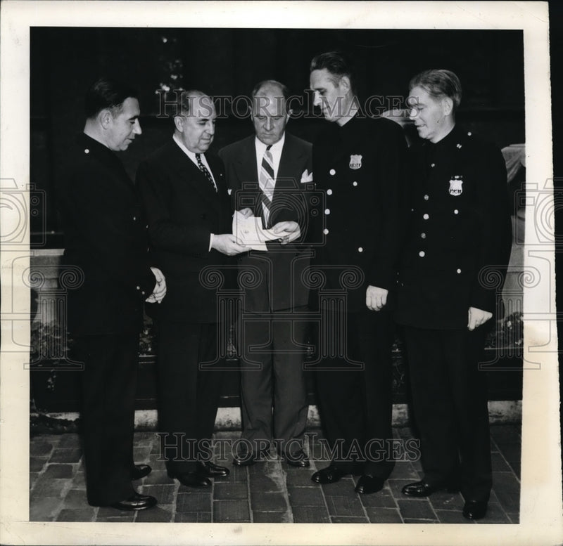 Load image into Gallery viewer, 1941 Press Photo Patrolmen Buy $50,000 in defense bonds
