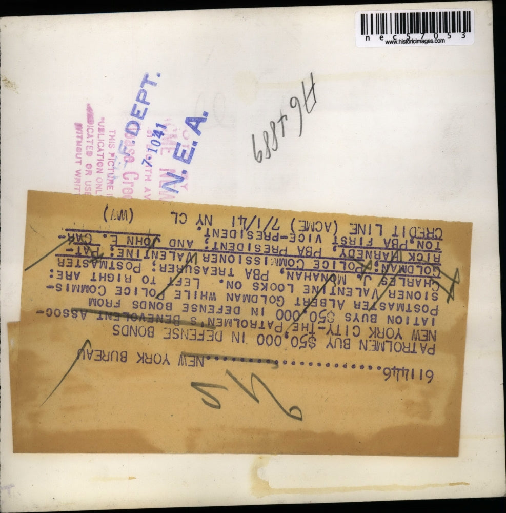 1941 Press Photo Patrolmen Buy $50,000 in defense bonds