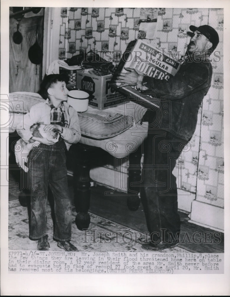 1962 Press Photo Mr. Joseph Smith and his grandson, Phillip, 8, leaves home- Historic Images