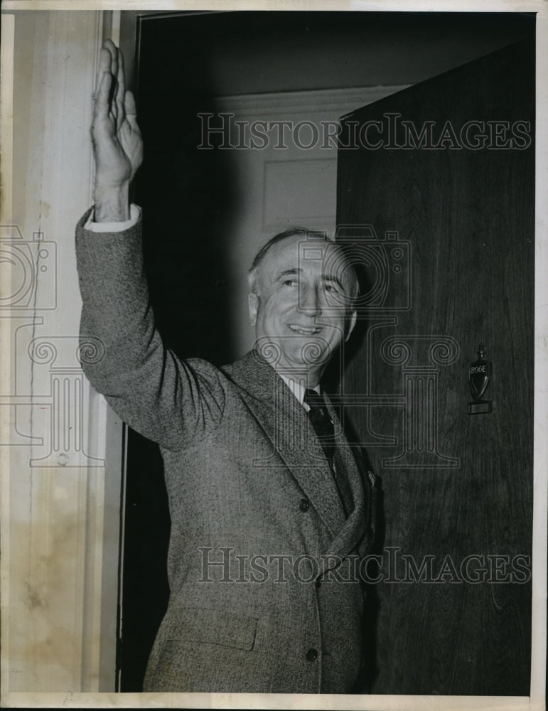 Load image into Gallery viewer, 1947 Press Photo James Byrnes Secretary Of State Waves To Photographers

