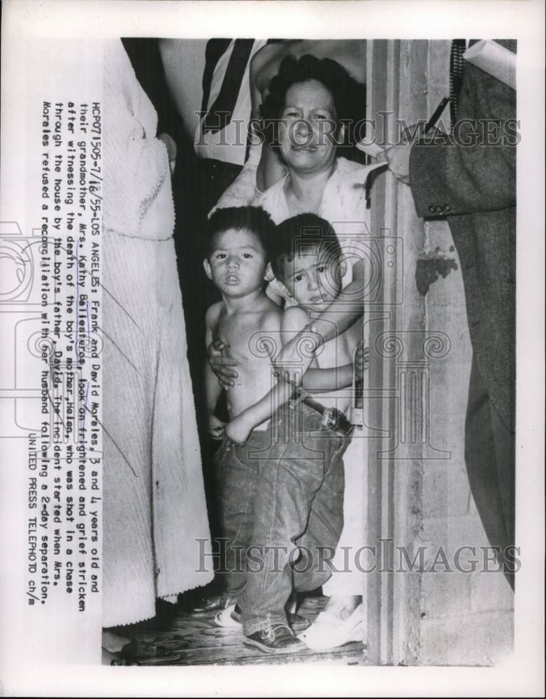 1955 Press Photo K.Ballesteros & grandkids witness death of boy's mother- Historic Images
