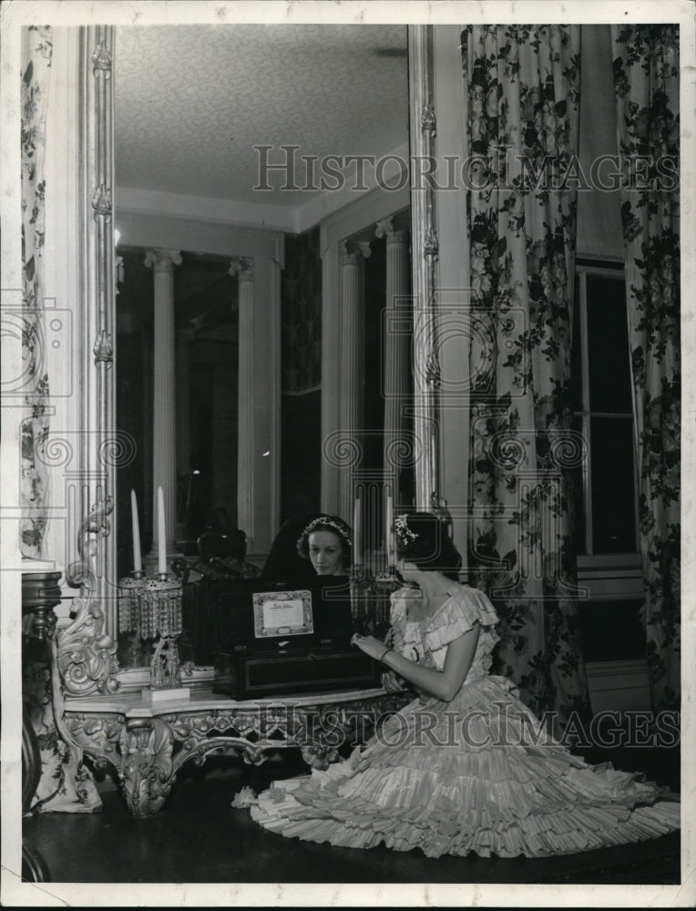 1938 Press Photo Southern Belle Ellen Newman Kelly Listens To Radio At Ravenna- Historic Images