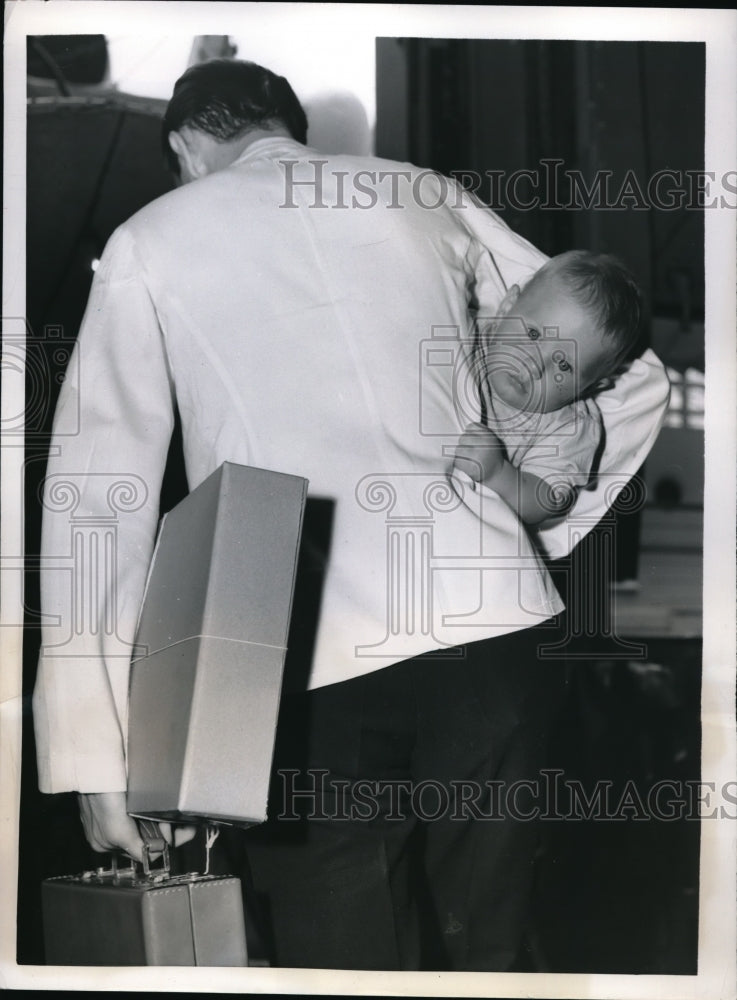 1951 Press Photo Baby Stephen Gregory Packed Aboard SS Parthia Ship For England- Historic Images