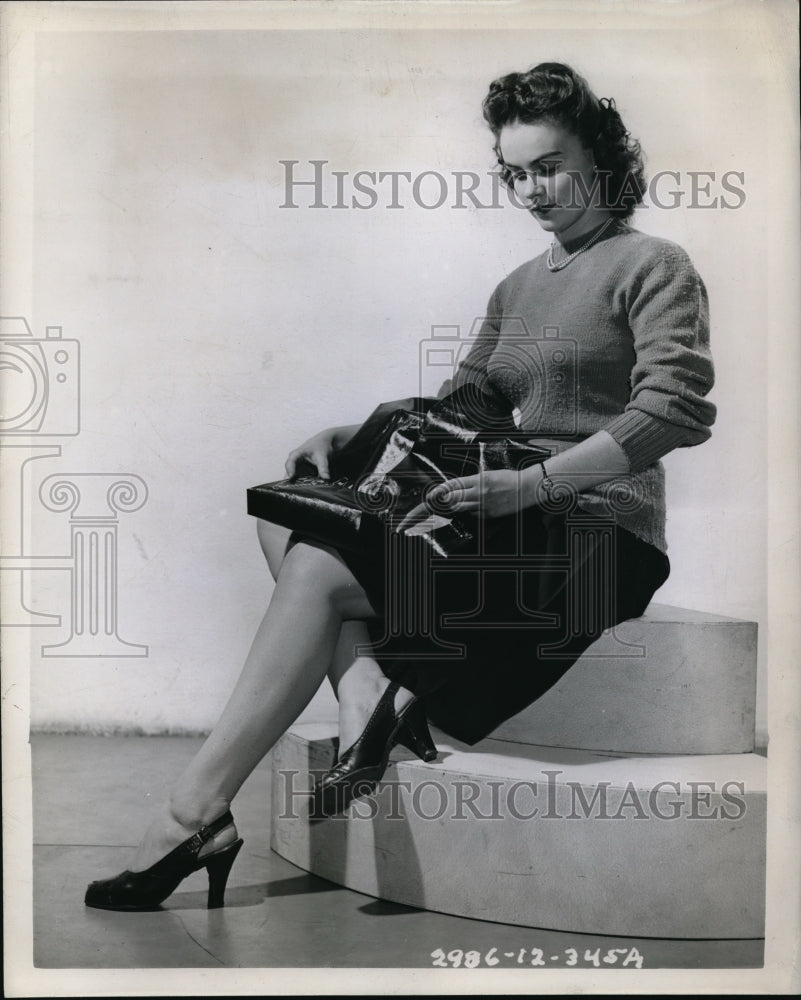 1945 Press Photo Jane Harris folded a Pliocel fuel Cell Gasoline Tanks.- Historic Images