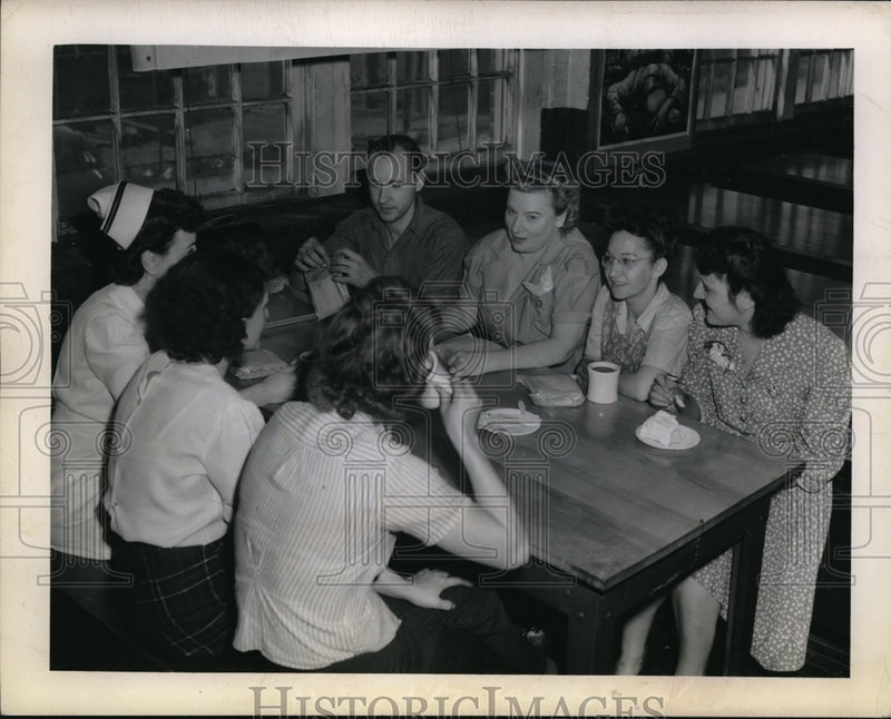 Load image into Gallery viewer, 1943 Press Photo Workers Talk Around Lunch Table At Lamson And Sessions Company

