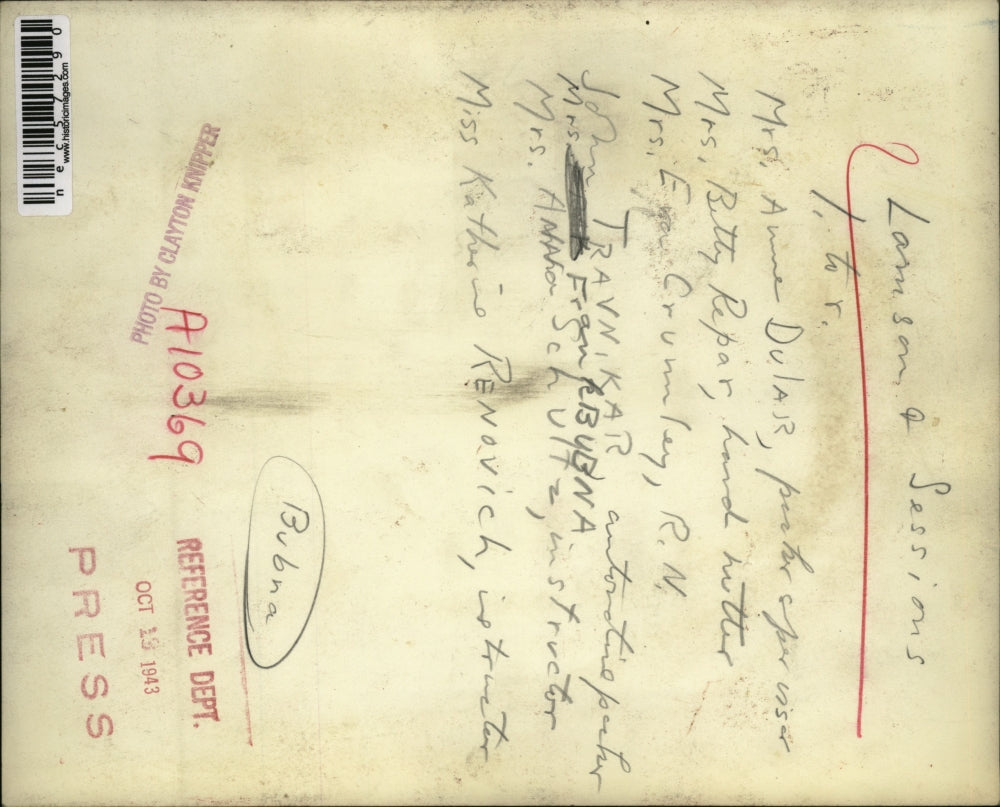 1943 Press Photo Workers Talk Around Lunch Table At Lamson And Sessions Company