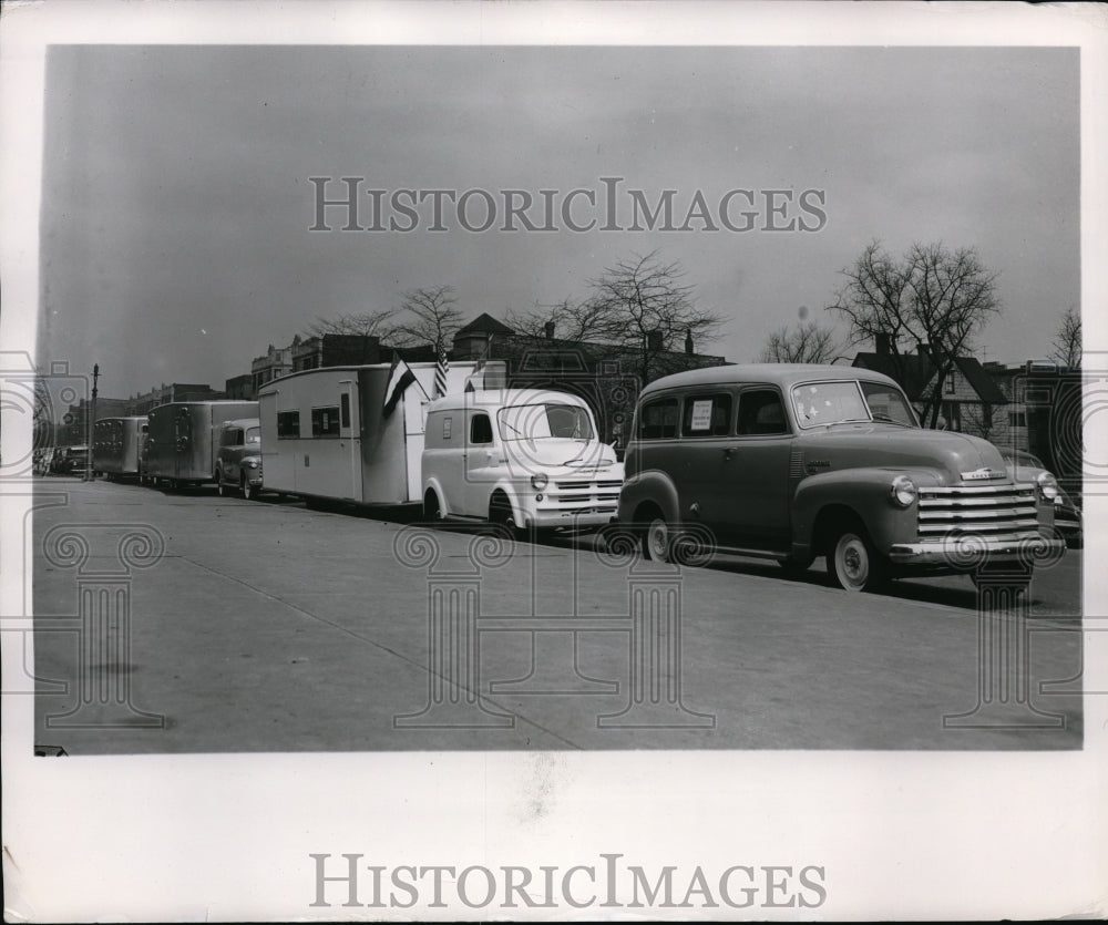 1950 Press Photo Cars Line Up For Oil Drum Factory On Wheels