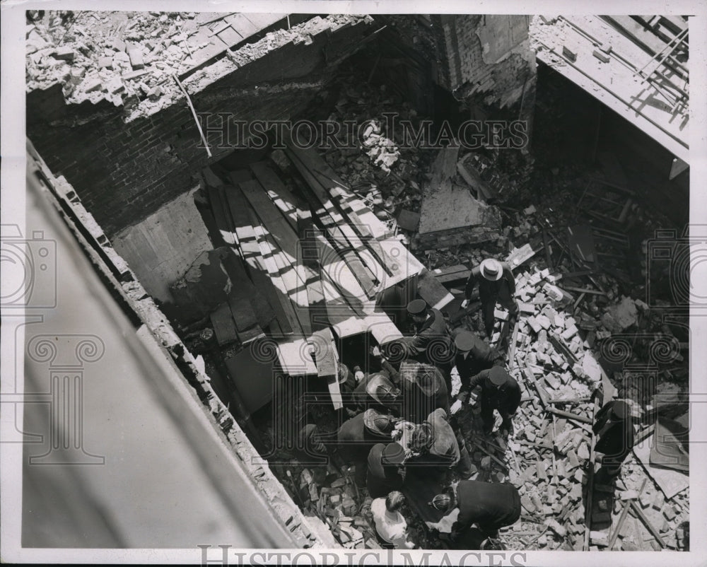 1937 Press Photo Workman killed as building falls at 11th & Locust St.,