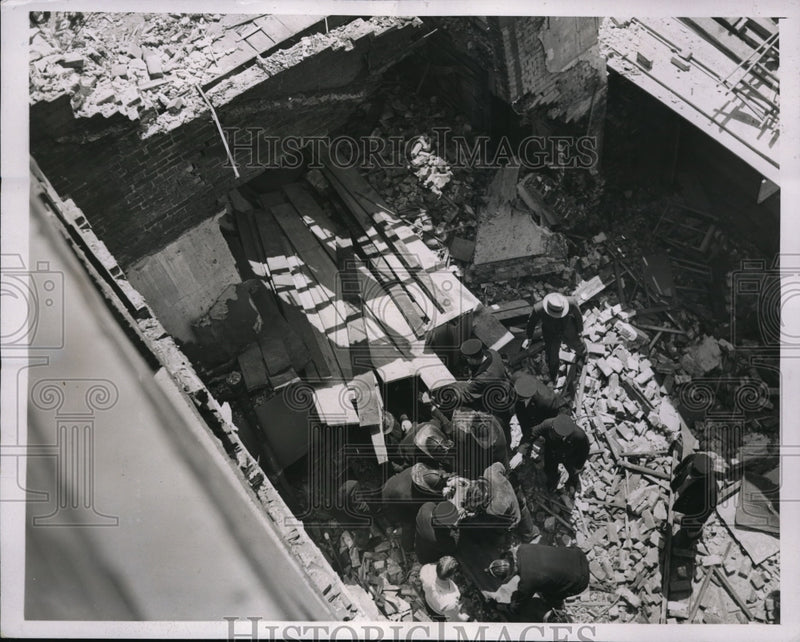 Load image into Gallery viewer, 1937 Press Photo Workman killed as building falls at 11th &amp; Locust St.,
