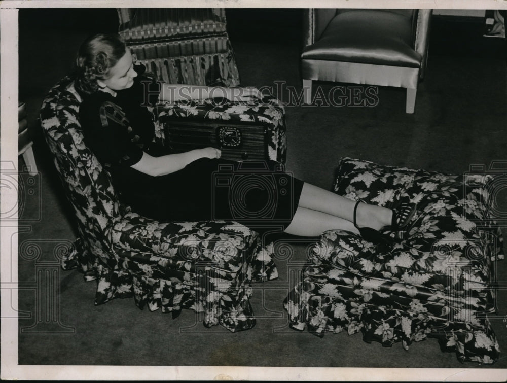 1937 Press Photo Jean Milash In Easy Chair At American Furniture Mart Chicago