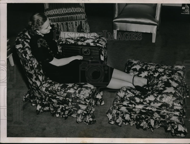 Load image into Gallery viewer, 1937 Press Photo Jean Milash In Easy Chair At American Furniture Mart Chicago
