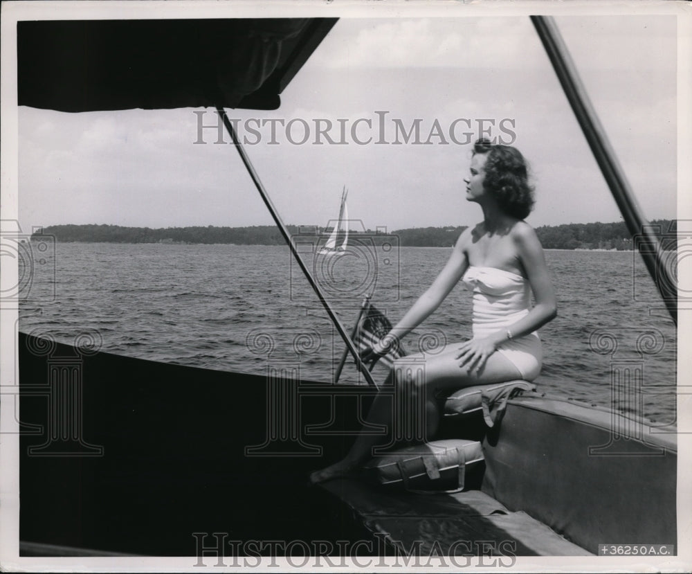 1949 Press Photo Bathing Beauty Virginia Wooward On Lake Champlain Boat Vacation- Historic Images