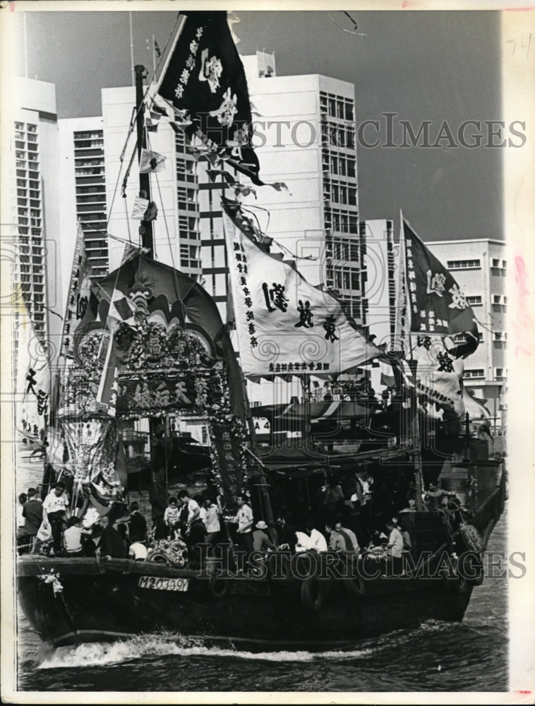 1970 Press Photo Decorated Junks carry by Fisherman for Tin Hau Festival.