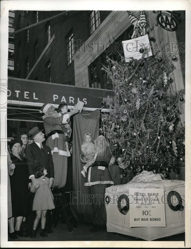 1942 Press Photo Christmas comes to New York early when Ole Olson L and Chic