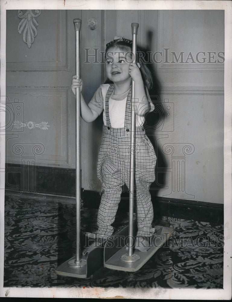 1948 Press Photo Orthopedic equipment exhibit at the society for crippled conv.