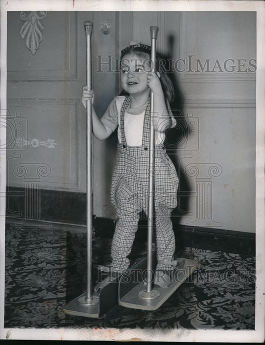 1948 Press Photo Orthopedic equipment exhibit at the society for crippled conv.