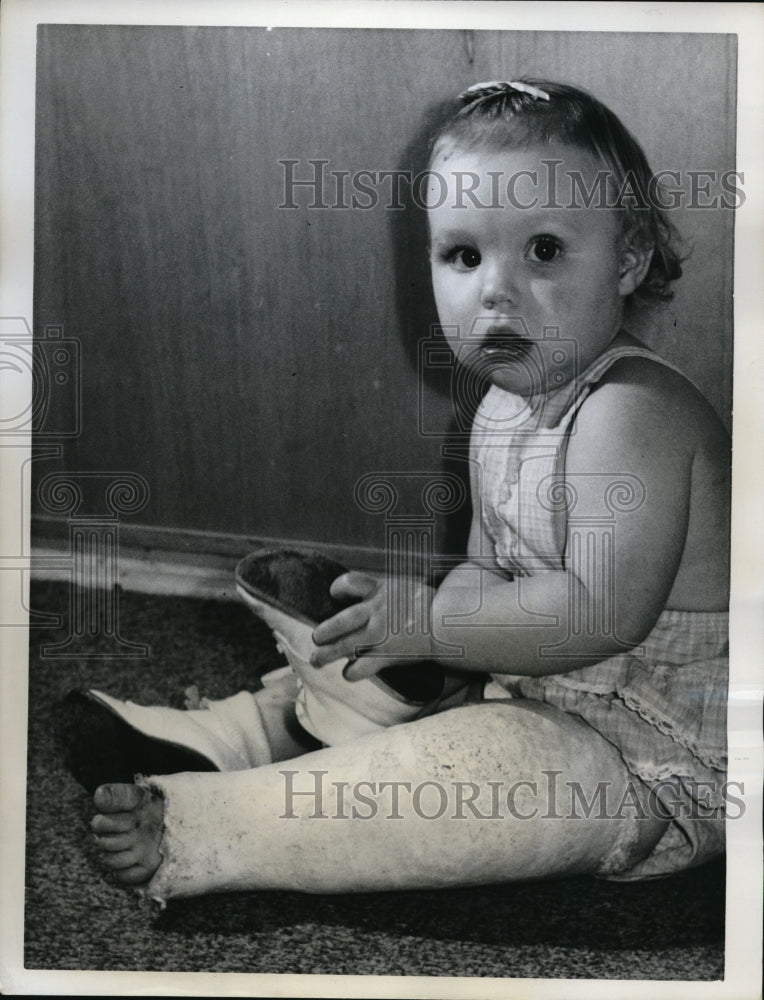 1962 Press Photo Jandee Guidotti broke her ankle while playing in family car. - Historic Images