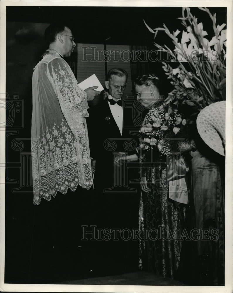 1938 Press Photo Mr. and Mrs. Benjamin celebrate golden wedding with renewed vow