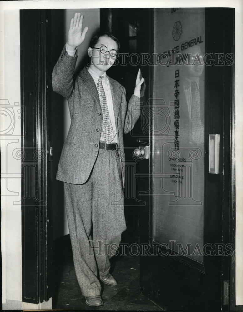 1941 Press Photo Acting Consul General Kihachiro Ohmori Waves To Reporters