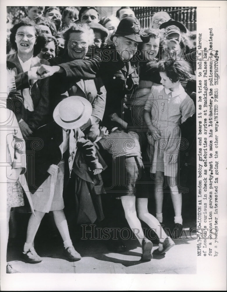 Load image into Gallery viewer, 1953 Press Photo London Crowd curios as celebrities arrive at Buckingham Palace.
