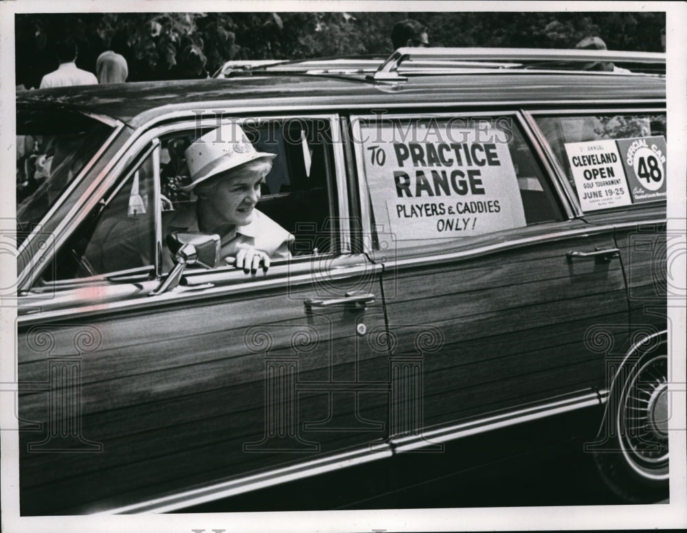 1967 Press Photo Mrs Gordon McKinnon, Arson Country Club - nec57609