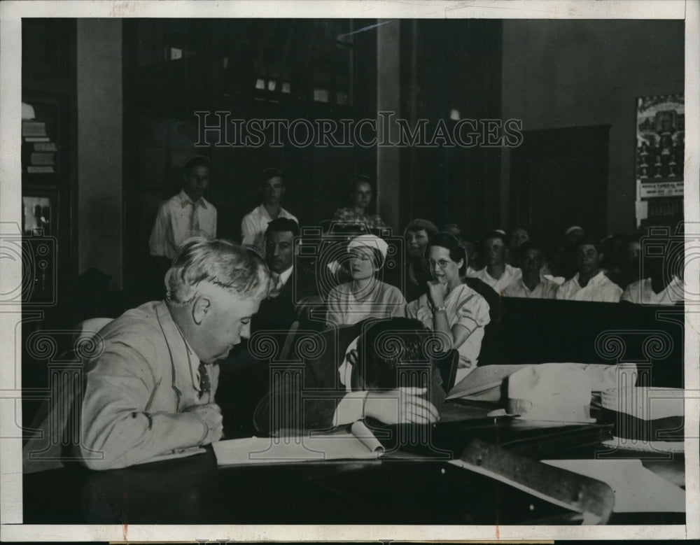 1933 Press Photo Balfe MacDonald in court confessed/killing mother is with Atty- Historic Images