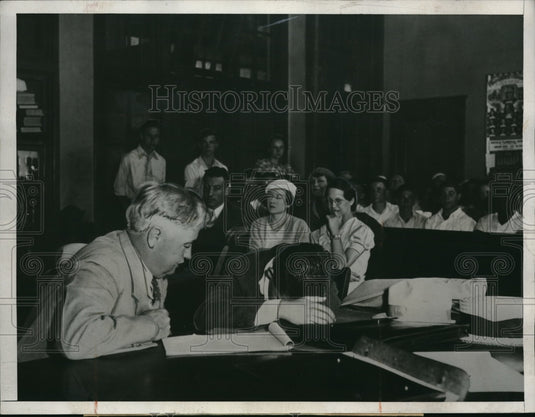 1933 Press Photo Balfe MacDonald in court confessed/killing mother is with Atty- Historic Images