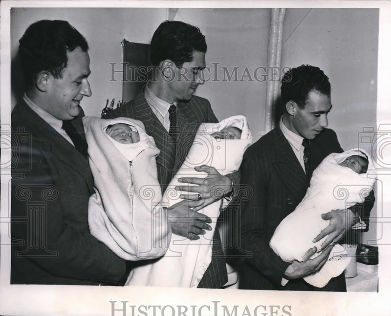 Load image into Gallery viewer, 1948 Press Photo three babies born aboard the Motorship Sobieski.
