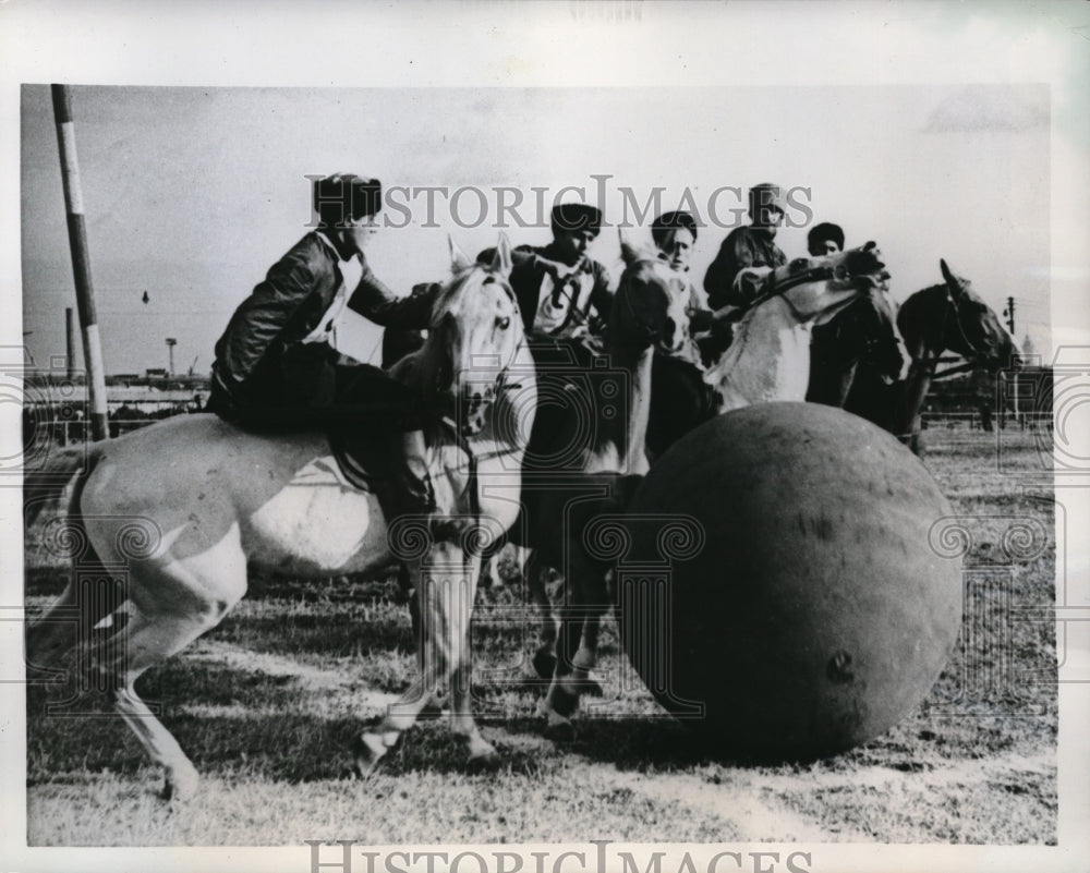 1959 Press Photo Native Russians riding their horses playing Pushball in Moscow- Historic Images