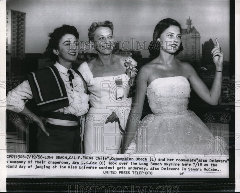 Load image into Gallery viewer, 1956 Press Photo Long Beach, Cal. Concepcion Obach, Mrs LK Cox &amp; Miss Delaware

