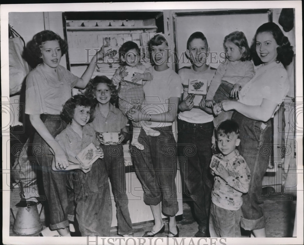 1932 Press Photo Mr & Mrs Norman Gottrop Sr, Mrs F Fubovcak & orphans in Pa.
