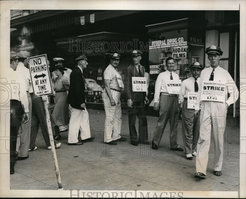 Load image into Gallery viewer, 1939 Press Photo Union Bus Drivers and Lecturers on Strike in Washington D.C.

