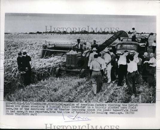 1955 Press Photo Ukraine, Russia US farmers & Russing harvester at farm- Historic Images