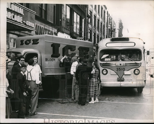 1951 Press Photo CTS buses & a trauck in accident in Cleveland, Ohio- Historic Images