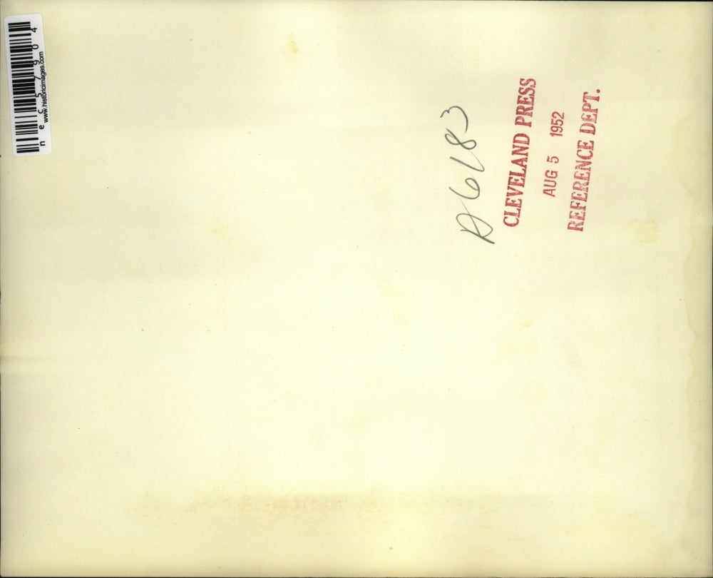 1952 Press Photo Ambulance driver tries to remove bus crash victim.