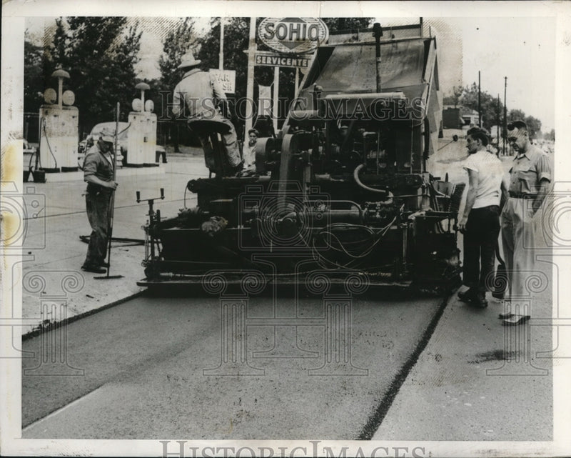 Load image into Gallery viewer, 1949 Press Photo An experimental patch of rubberized pavement. - nec57912
