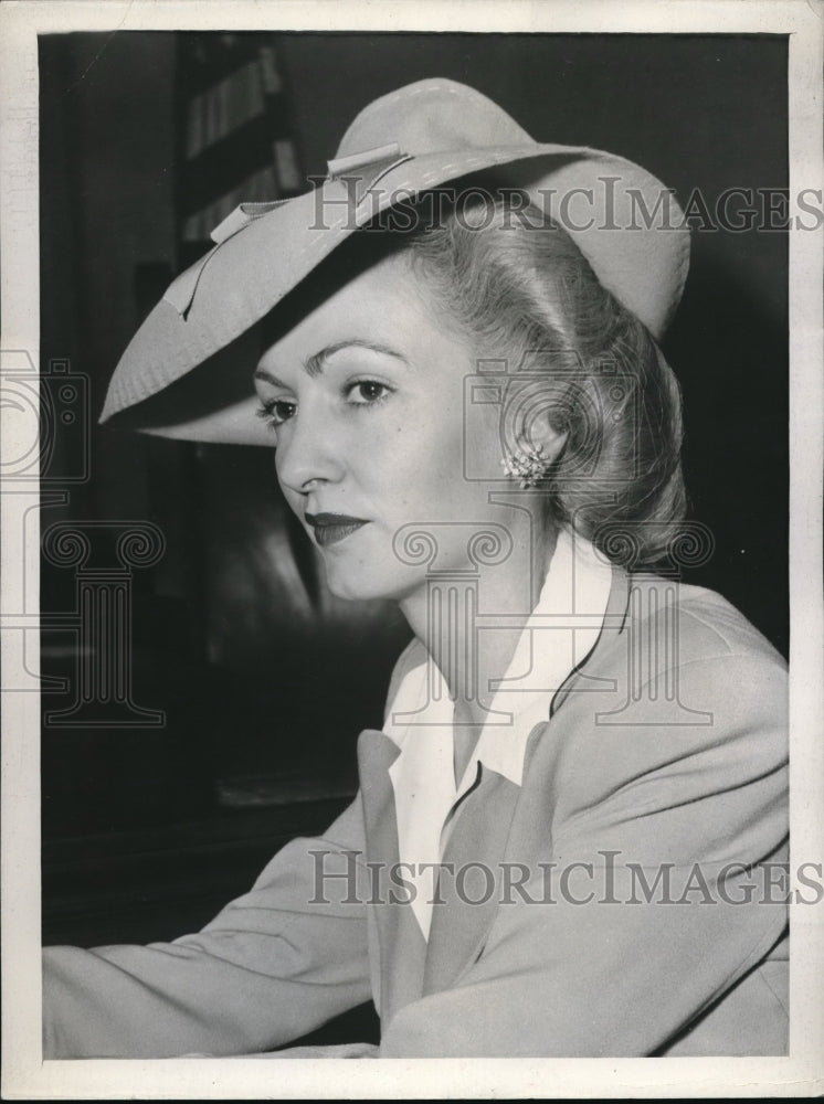 1943 Press Photo Arline Peake Tells Court of Living with Ralph Gordon Fear