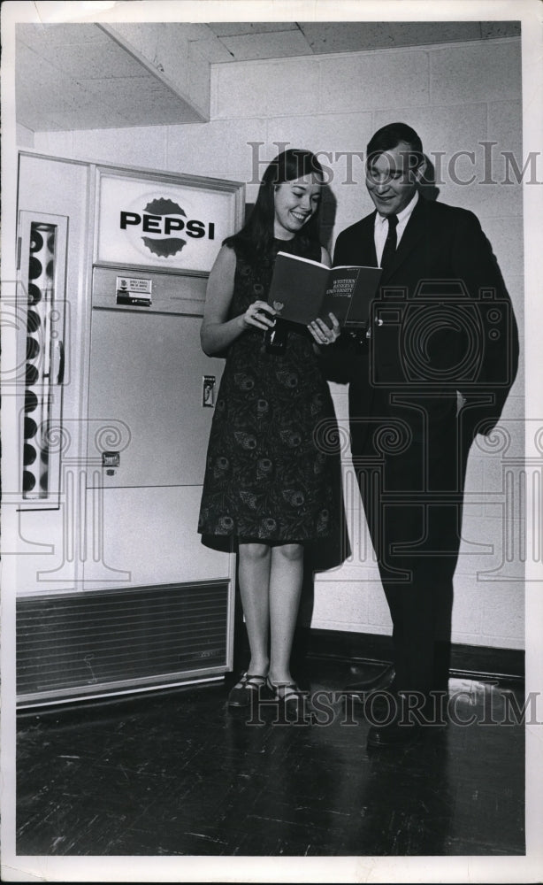 Press Photo Students Margaret Caudill & Ken Frankel Compare Notes