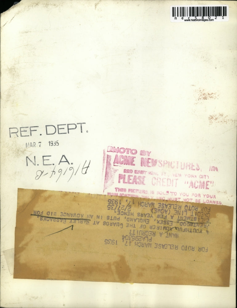 1935 Press Photo Warley Barracks, Essex, England Guards member & a child