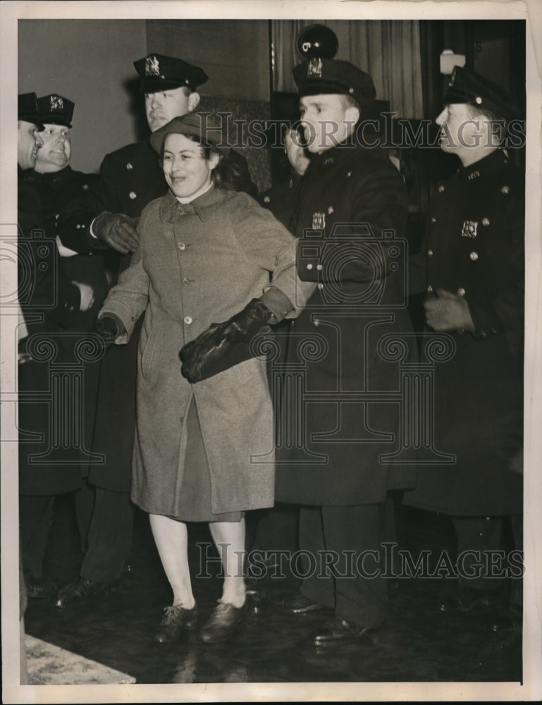 1940 Press Photo Woman Removed By Policemen For Picketing At French Consulate