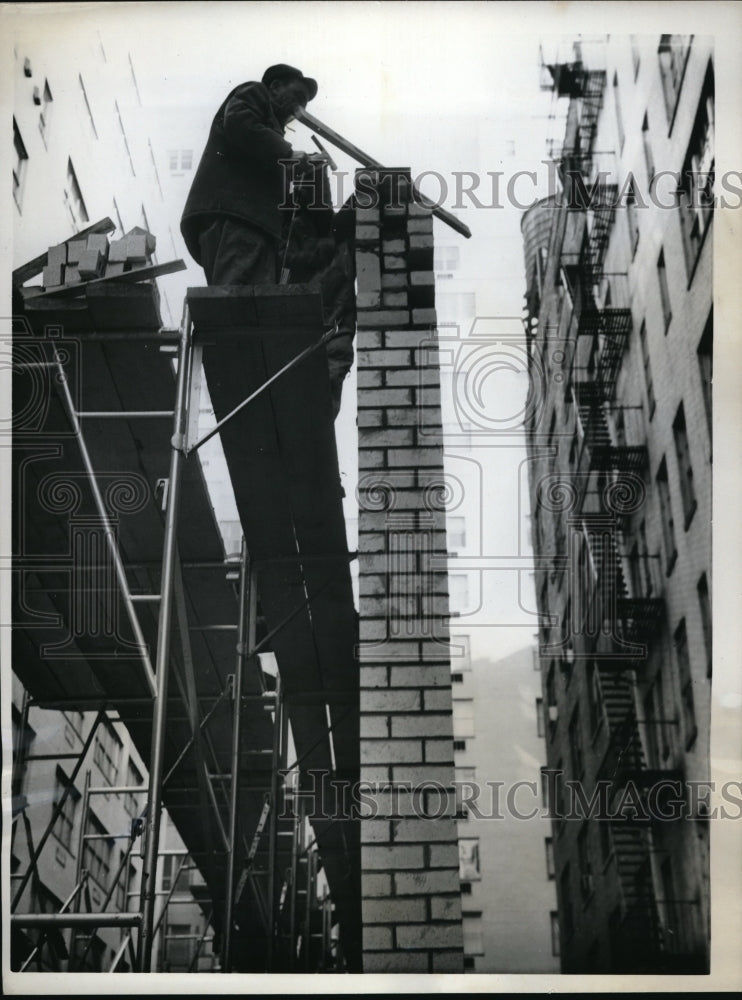 1962 Press Photo Workmen Build Brick Wall At Soviet UN Mission Headquarters NYC
