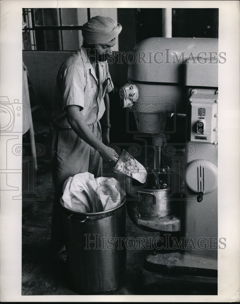 1956 Press Photo Asia's first Penicillin Factory at Pimpri,near Poona, India.