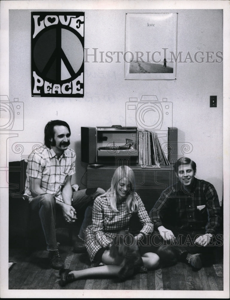 Load image into Gallery viewer, 1968 Press Photo Living room of L to R doug Newton, Mary Webster and Ken Zak
