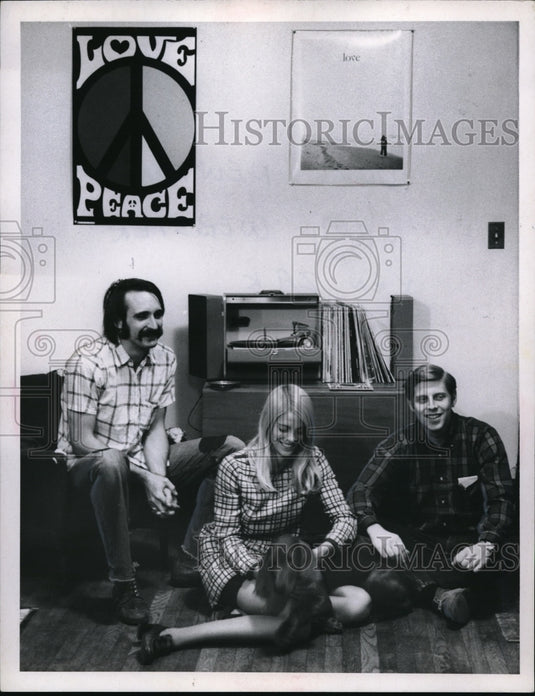 1968 Press Photo Living room of L to R doug Newton, Mary Webster and Ken Zak