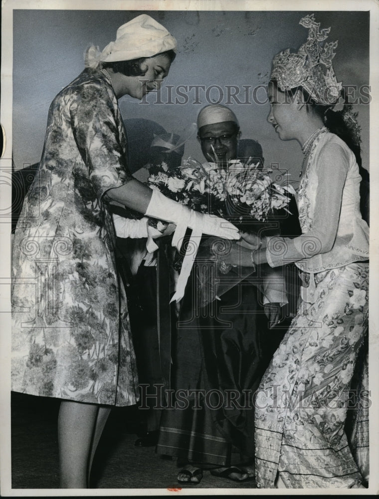 Load image into Gallery viewer, 1961 Press Photo Rangoon, Burma princess Alexandra of Kent, Burma Minister Hkio
