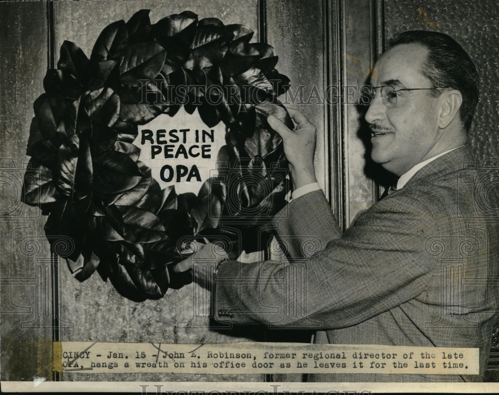 1947 Press Photo John Robinson OPA Regional Director Mourns Loss Of Office- Historic Images