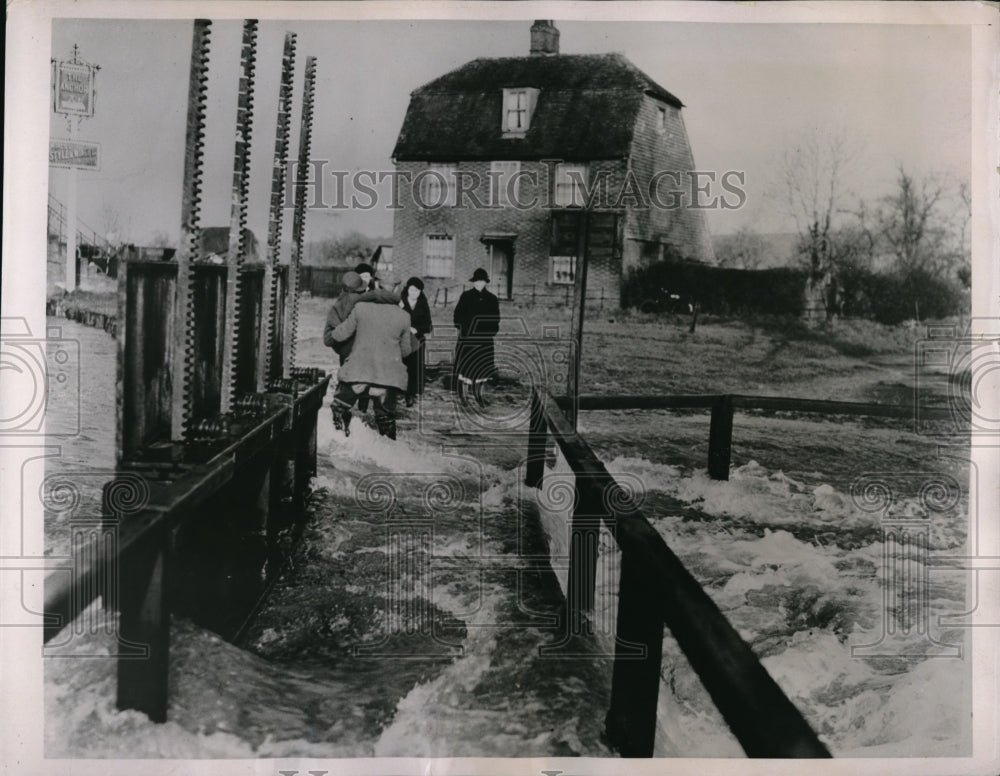 1936 Press Photo English River rises after fierce gale in Ladingford, Kent. Eng.