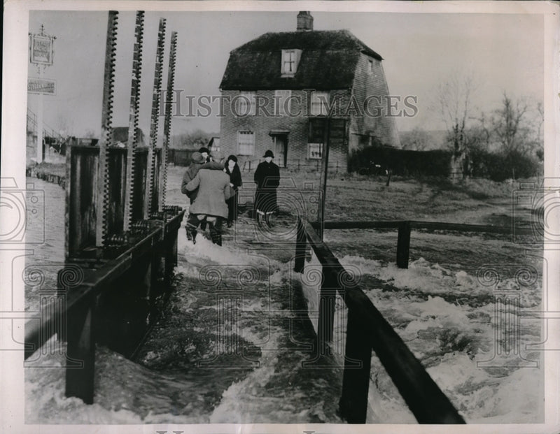 Load image into Gallery viewer, 1936 Press Photo English River rises after fierce gale in Ladingford, Kent. Eng.
