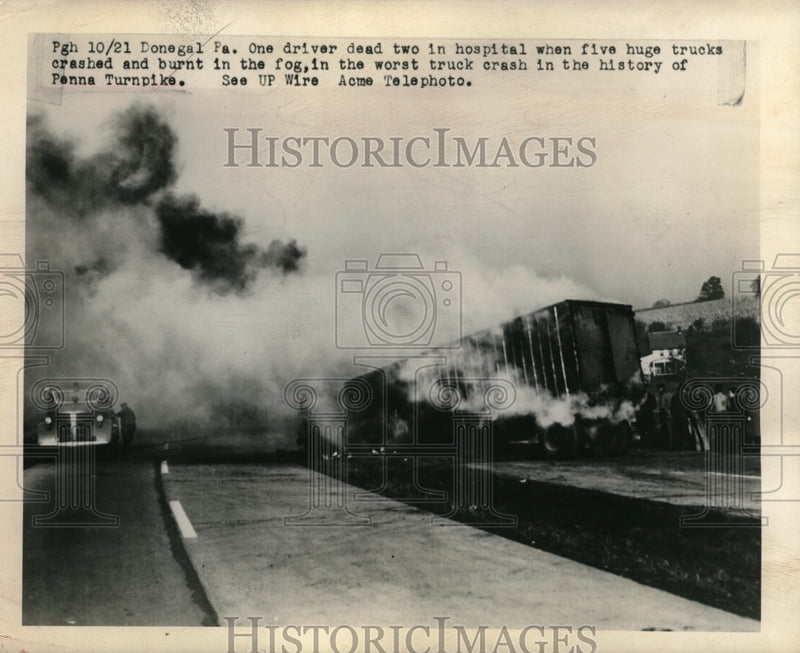 Load image into Gallery viewer, 1948 Press Photo 1 driver dead when 5 huge trucks crashed and burnt in fog.
