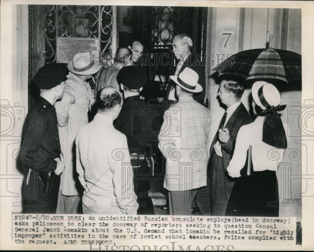 1948 Press Photo Russian consulate empoloyee asks police to clear the doorway.